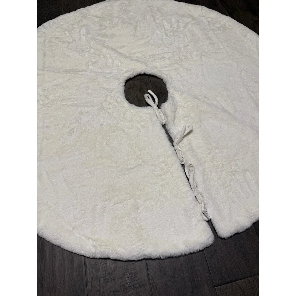 Nordstrom Faux Fur Christmas Tree Cream Super Soft Tie Closure NWOT